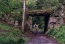 Korketrekkeren eller svingbrua - Etter 2 km. Dette er den såkalte "korketrekkeren," med den karakteristiske naturstensbroen langs veien som Thomas Heftye lot bygge i 1850-årene til sitt landsted Sarabråten.